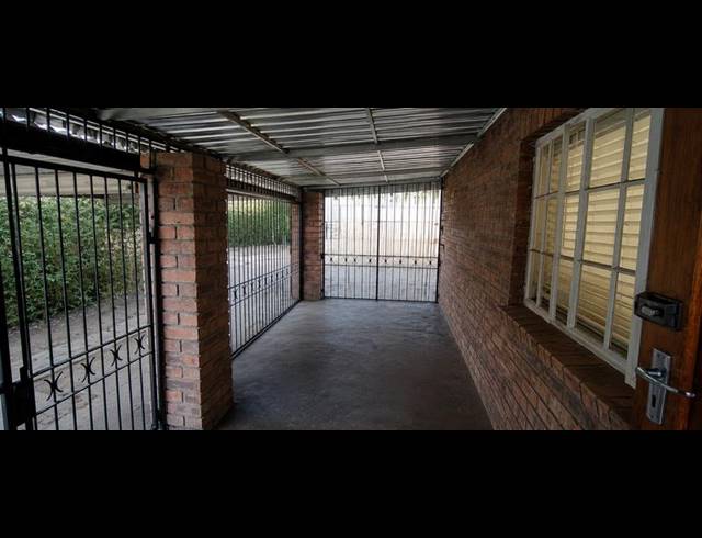 4 BEDROOM TOWNHOUSE FOR SALE IN SCOTTSVILLE
